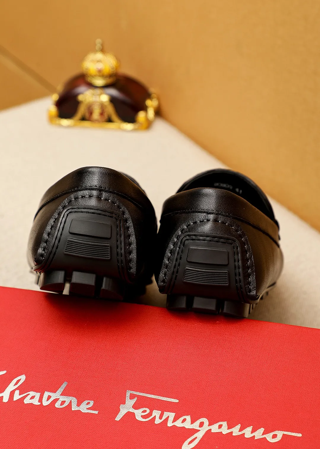 Men's shoes 💰360 💐 Product trademark: Ferragamo "Ferragamo" bean shoes Regular size: 38-44 (45.46🉑️customized) Product materials: Selected imported woven cowhide upper + classic hardware buckle, imported pig leather lining. Strong three-dimensional visual effect, original outsole color: 1⃣️color optional